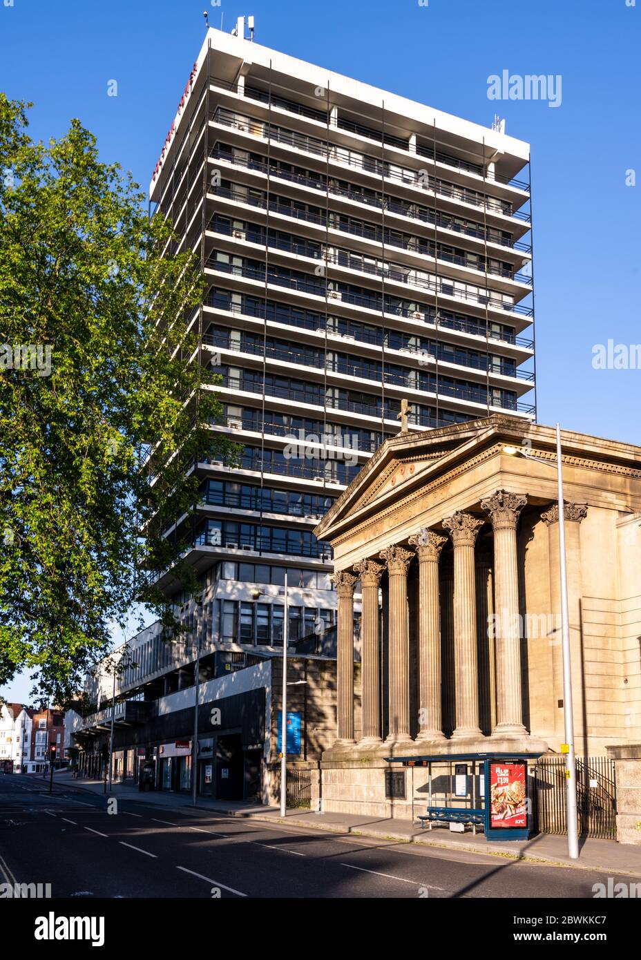 Bristol, Angleterre, Royaume-Uni - 25 mai 2020 : le soleil du matin brille sur la néoclassique St Mary sur l'église Quay et le bâtiment moderne de bureau Colston Tower à BRI Banque D'Images