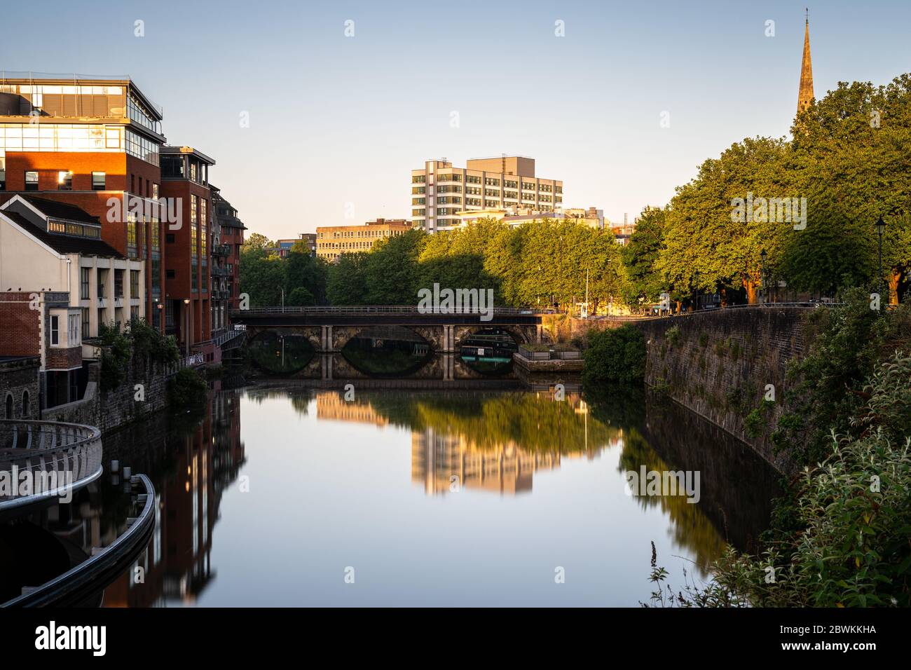 Bristol, Angleterre, Royaume-Uni - 25 mai 2020 : la lumière du matin brille sur les bâtiments le long du port flottant de Bristol, au pont de Bristol. Banque D'Images