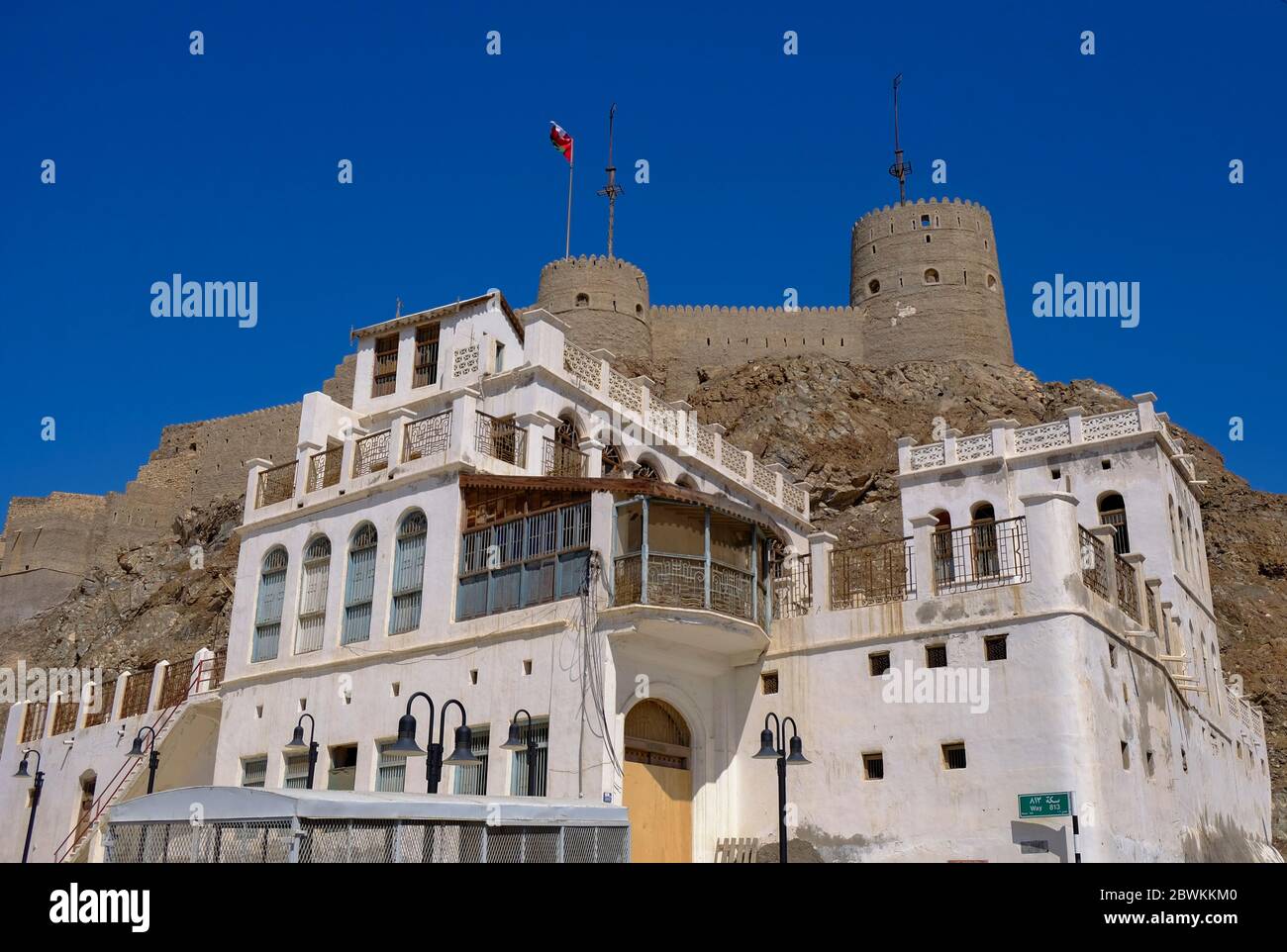 Vue sur une vieille maison et le fort de Mutrah depuis la Corniche, Muscat, Sultanat d'Oman. Banque D'Images