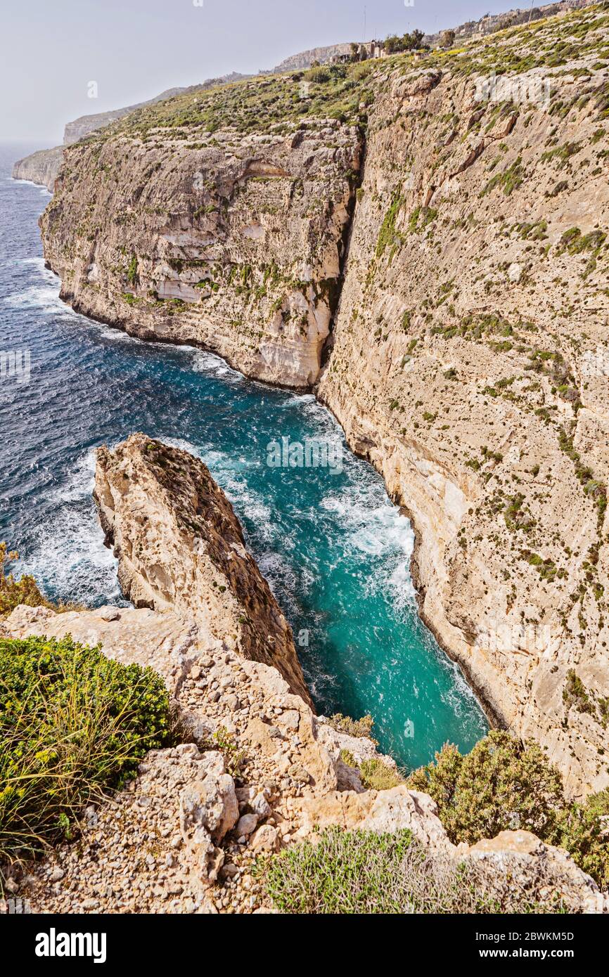 Falaise rocheuse de la côte nord de Malte connue sous le nom de falaises de Dingli, verticale Banque D'Images
