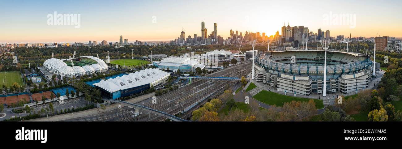 Melbourne Australie 15 mai 2020 : vue aérienne du célèbre stade de cricket de Melbourne au soleil de la fin de l'après-midi Banque D'Images Melbourne Australie 15 mai 2020 : vue aérienne du célèbre stade de cricket de Melbourne au soleil de la fin de l'après-midi Banque D'Images