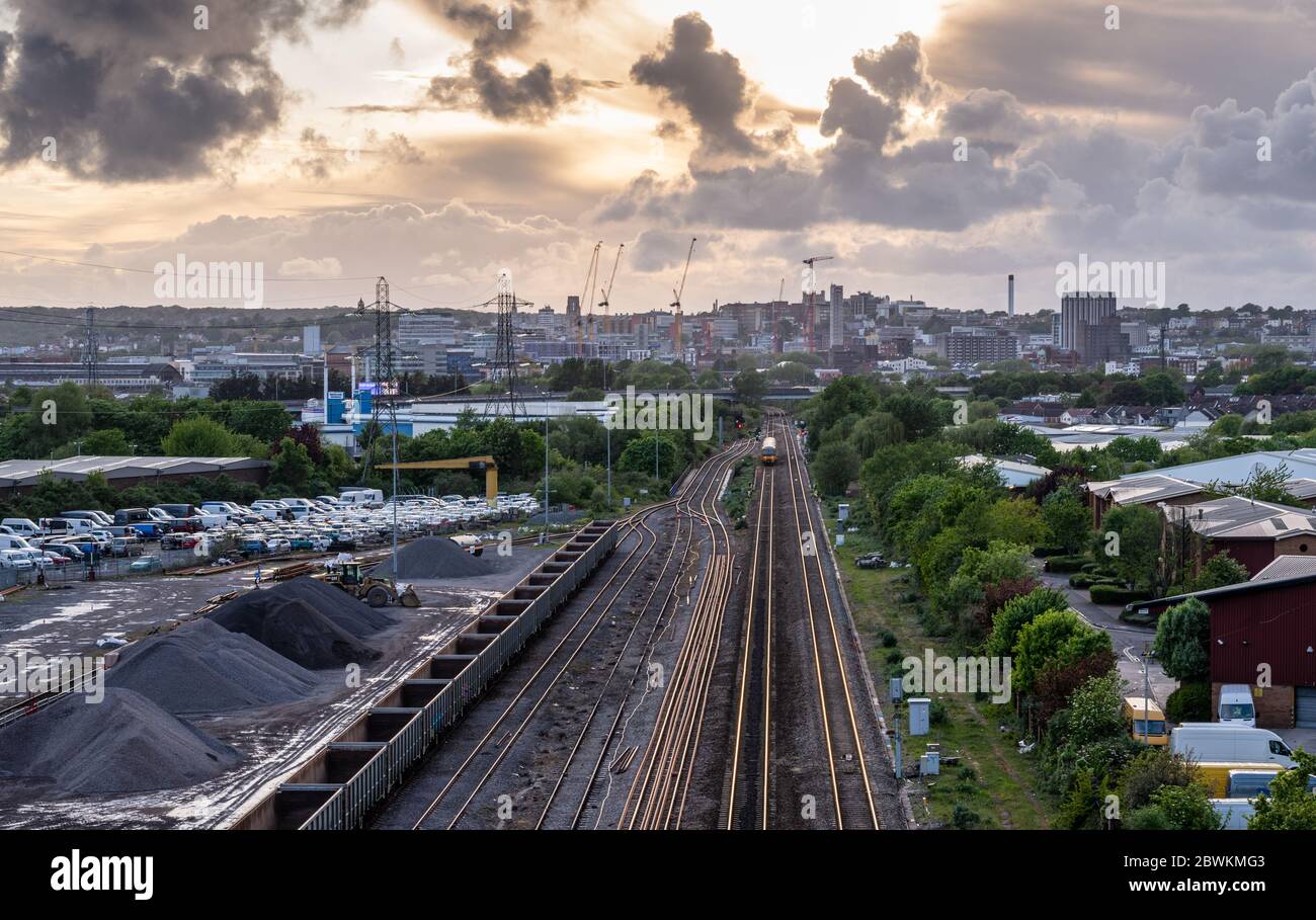 Bristol, Angleterre, Royaume-Uni - 30 avril 2020 : un train de voyageurs local s'approche de la gare de Bristol Temple Meads sur le chemin de fer Great Western, en passant par l'industriel Banque D'Images