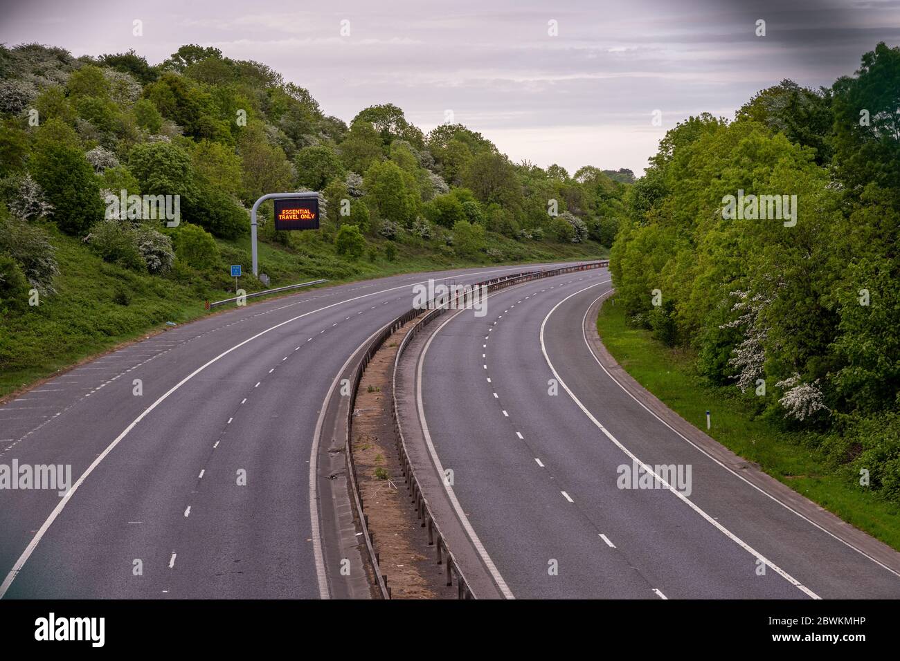 Bristol, Angleterre, Royaume-Uni - 29 avril 2020 : un panneau indique que seuls les déplacements essentiels sont autorisés à côté d'une autoroute M32 vide à Bristol pendant le Covid Banque D'Images