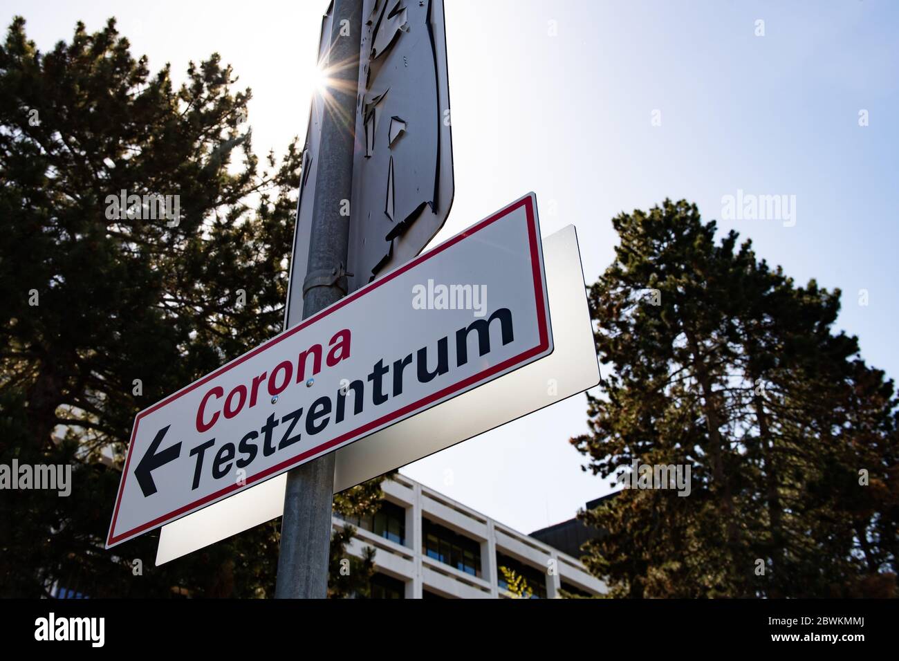 02 juin 2020, Basse-Saxe, Göttingen: Un panneau avec l'inscription 'Corona Test Center' peut être vu sur un poste au Centre médical universitaire de Göttingen (UMG). Dans plusieurs grands groupes privés de Göttingen, plusieurs personnes ont été infectées par le nouveau virus corona. Photo: Swen Pförtner/dpa Banque D'Images