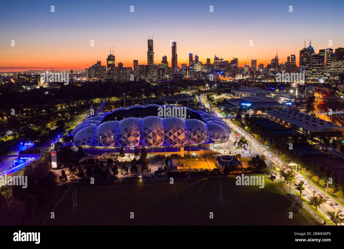 Melbourne Australie 15 mai 2020 : vue aérienne nocturne du stade AAMI et de la ville de Melbourne au coucher du soleil Banque D'Images
