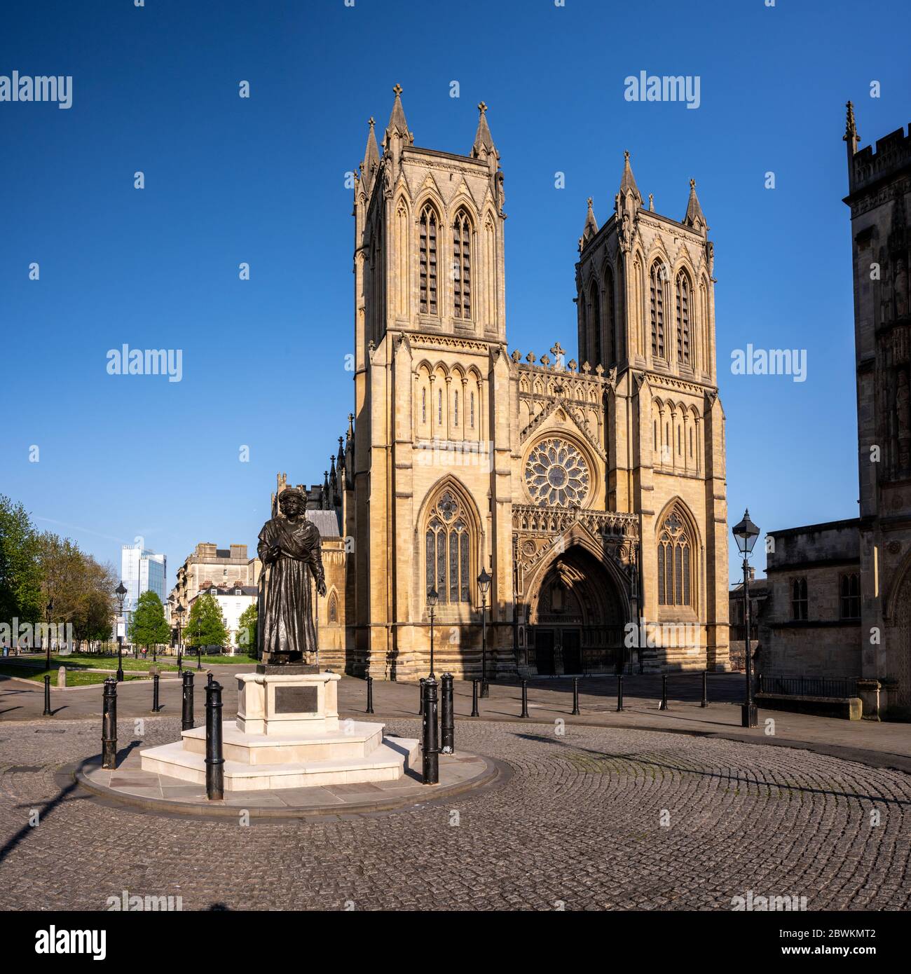 Bristol, Angleterre, Royaume-Uni - 19 avril 2020 : le soleil du soir brille sur la face ouest de la cathédrale de Bristol et la statue de Raja RAM Mohan Roy dans College Green, Banque D'Images