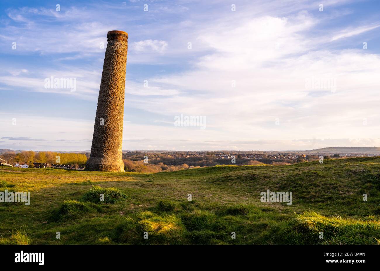 Les restes d'un stand de cheminée industrielle dans un parc parmi les travaux de terrassement de travaux miniers disused sur la colline de Trooper à l'est de Bristol. Banque D'Images