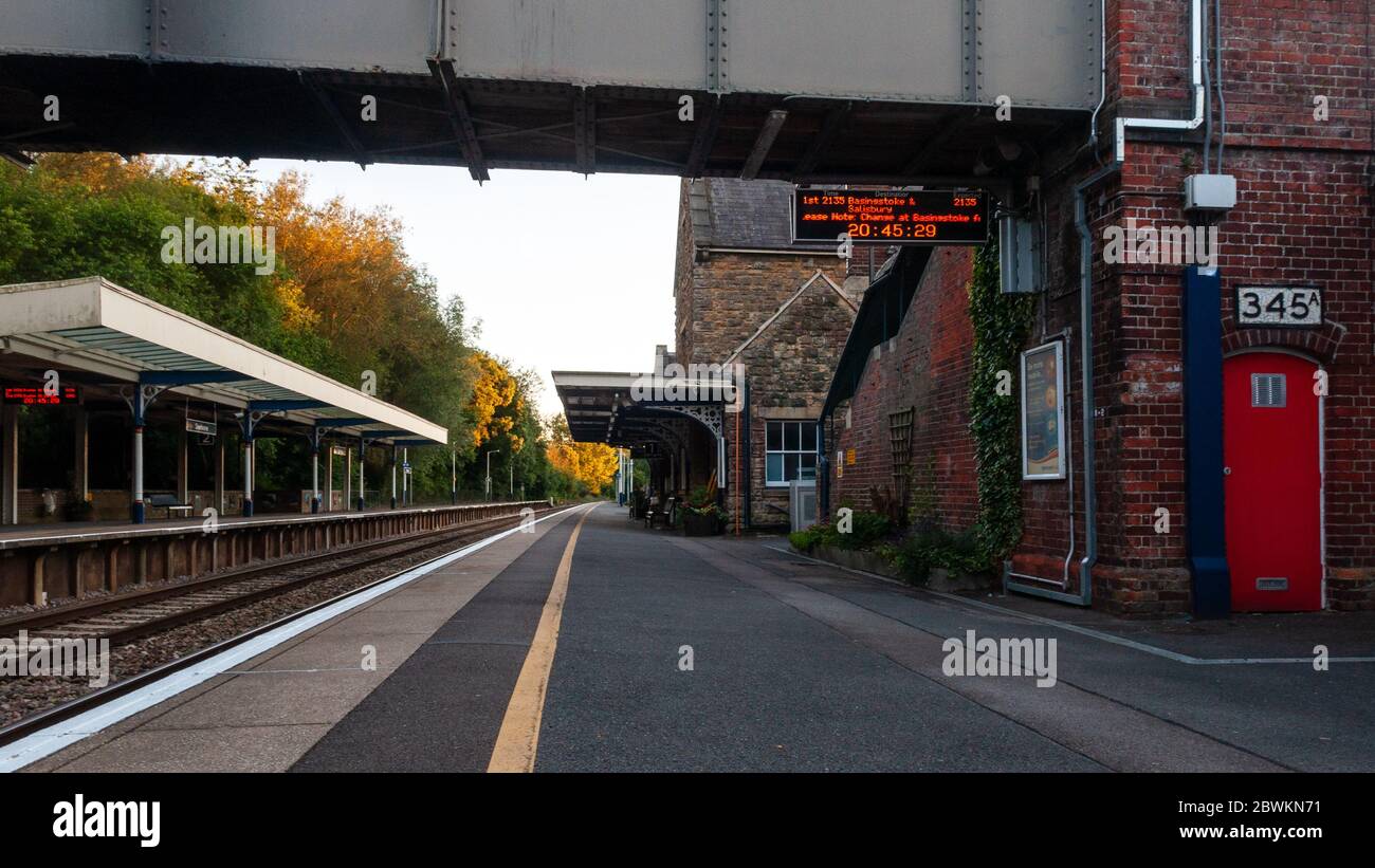 Sherborne, Angleterre, Royaume-Uni - 23 juillet 2012 : la gare de Sherborne est vide de passagers et de trains pendant une soirée d'été. Banque D'Images