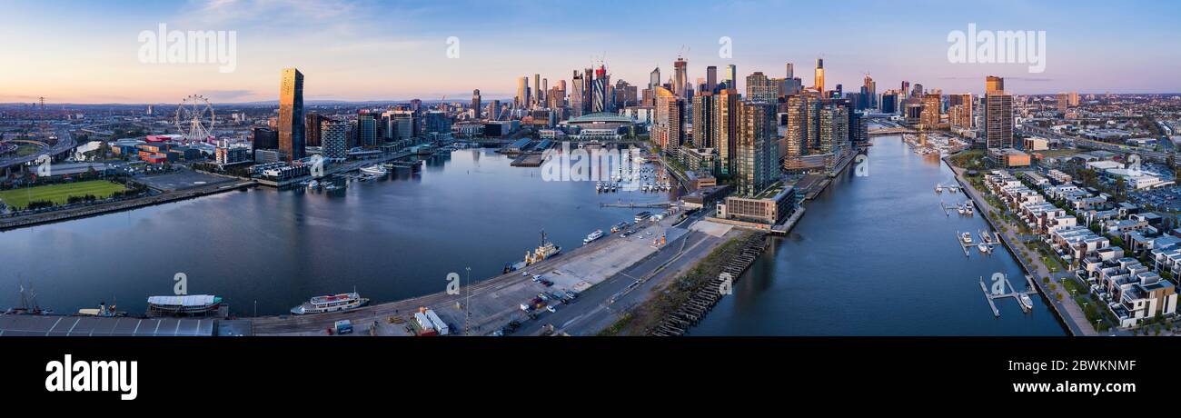 Melbourne Australie 18 mai 2020 : vue aérienne du quartier des docklands de Melbourne avec le CBD en arrière-plan Banque D'Images