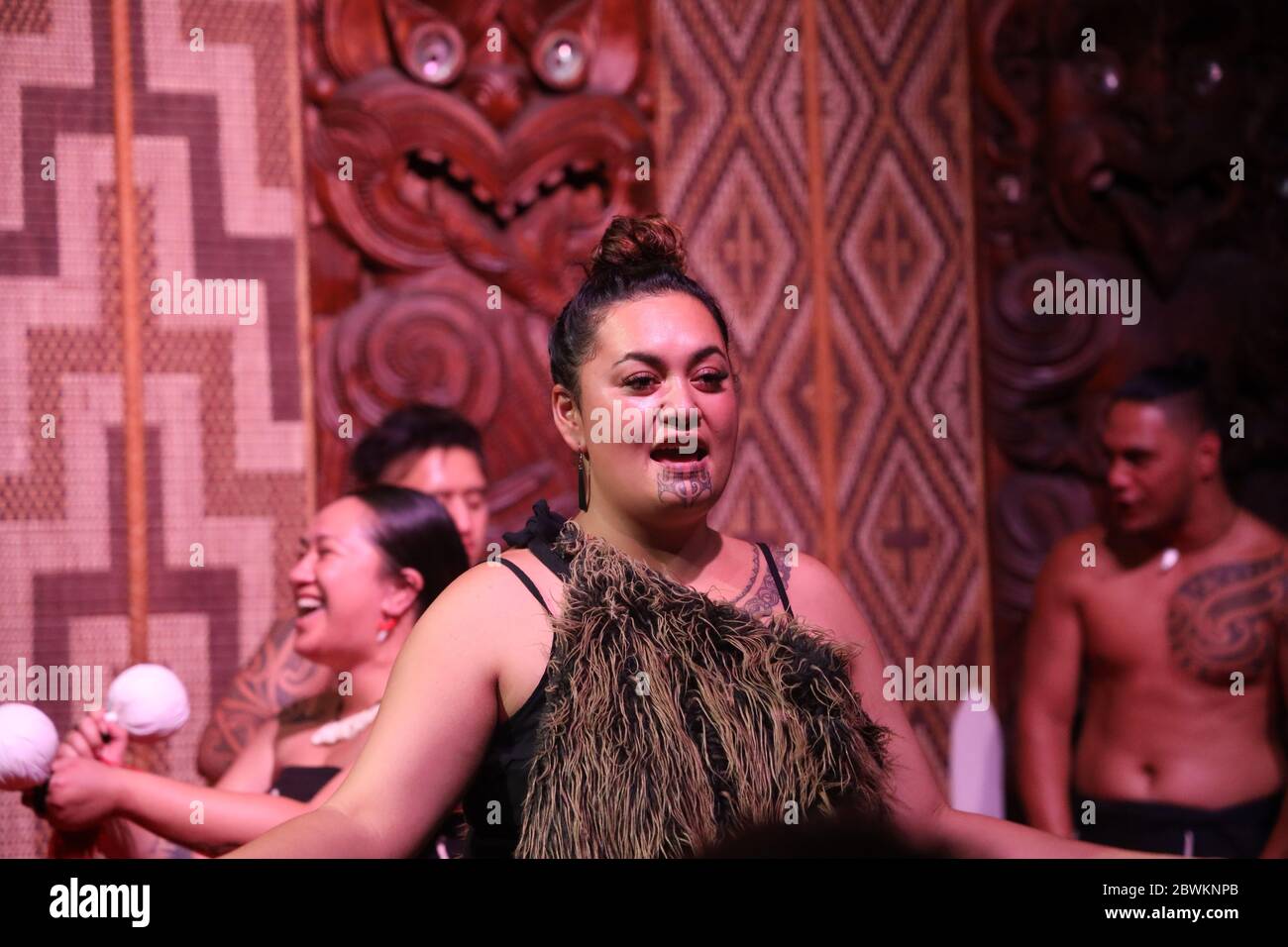 Cérémonie maorie/spectacle culturel à la salle de réunion, Waitangi. Femme avec tatouage au menton.zones du traité, Baie des îles, Île du Nord, Nouvelle-Zélande. Banque D'Images