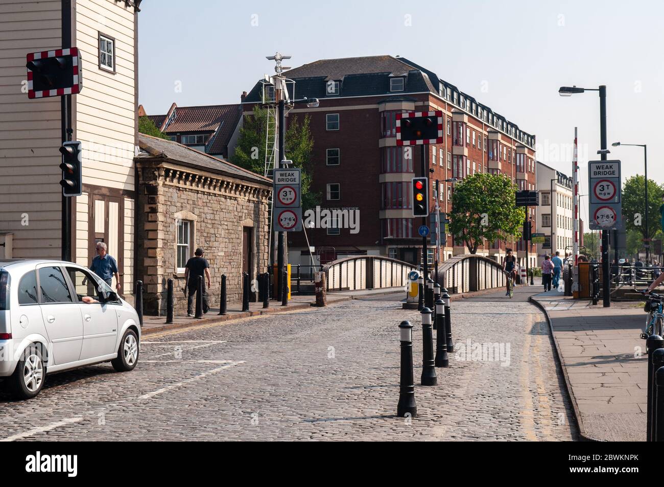 Bristol, Angleterre, Royaume-Uni - 20 avril 2011 : les cyclistes et les piétons traversent le pont tournant historique de Prince's Street sur les quais flottants de Bristol. Banque D'Images