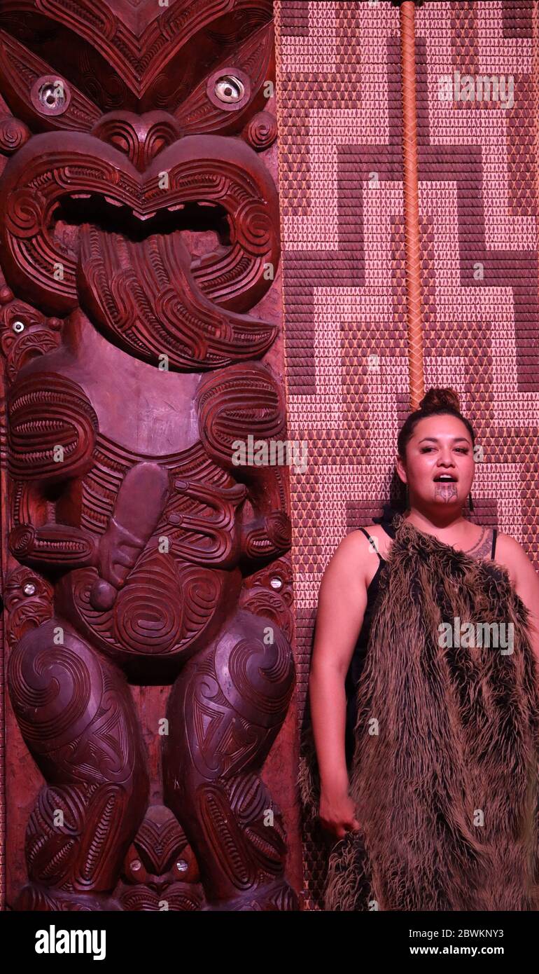 Cérémonie maorie/spectacle culturel à la salle de réunion, Waitangi. Femme avec tatouage au menton.zones du traité, Baie des îles, Île du Nord, Nouvelle-Zélande. Banque D'Images