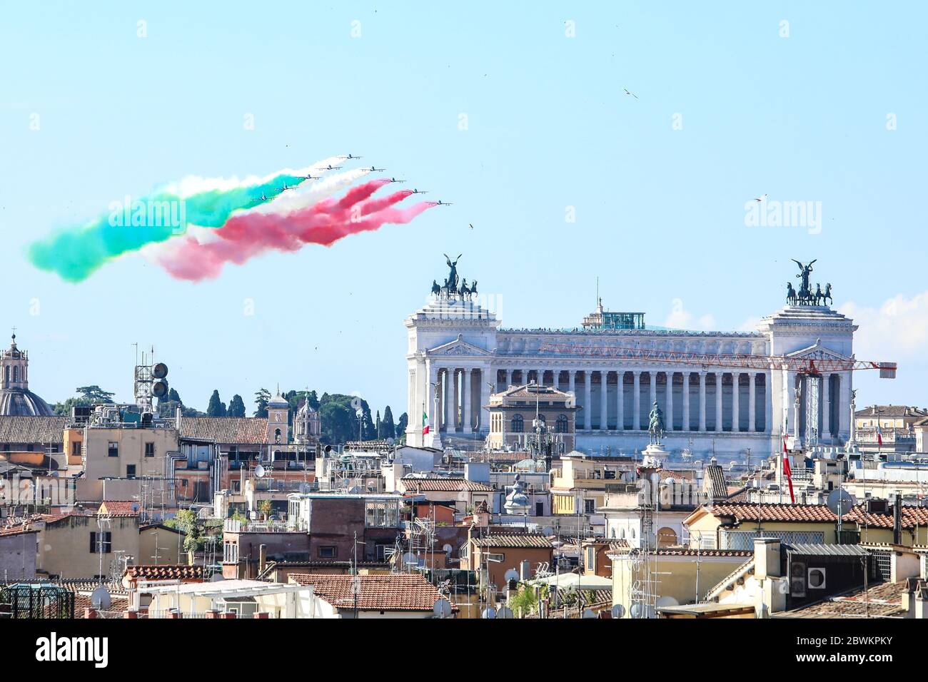 Rome, Italie. 02 juin 2020. L'unité aérobie spéciale de la Force aérienne 'Frecce Tricolori' diffuse de la fumée aux couleurs du drapeau italien sur la ville de Rome pendant les célébrations de la Fête de la République. Crédit : SOPA Images Limited/Alamy Live News Banque D'Images