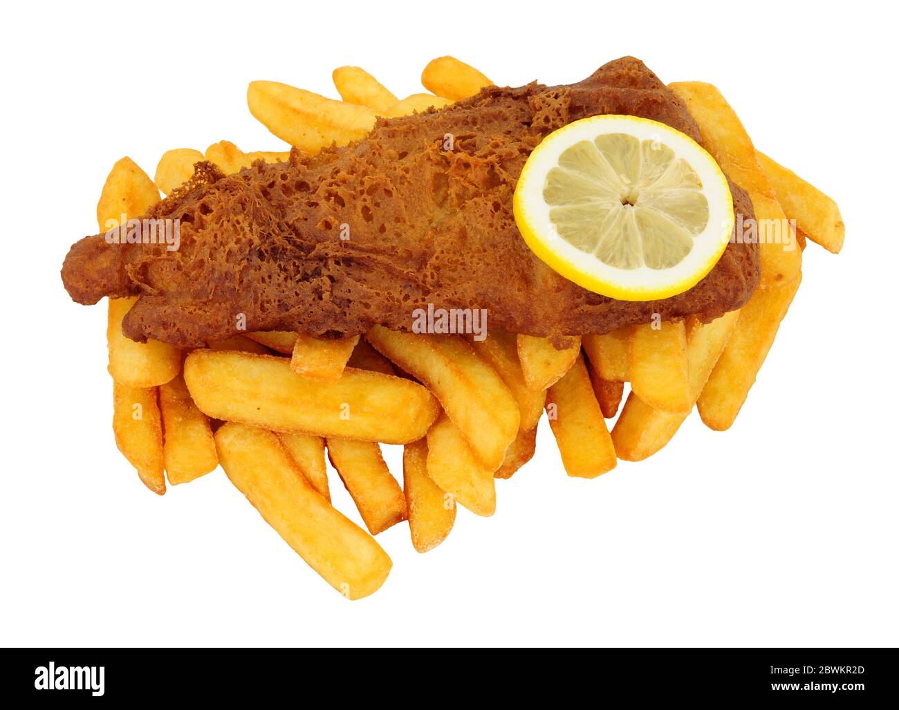 Repas de poisson et de frites pané à la bière, isolé sur fond blanc Banque D'Images