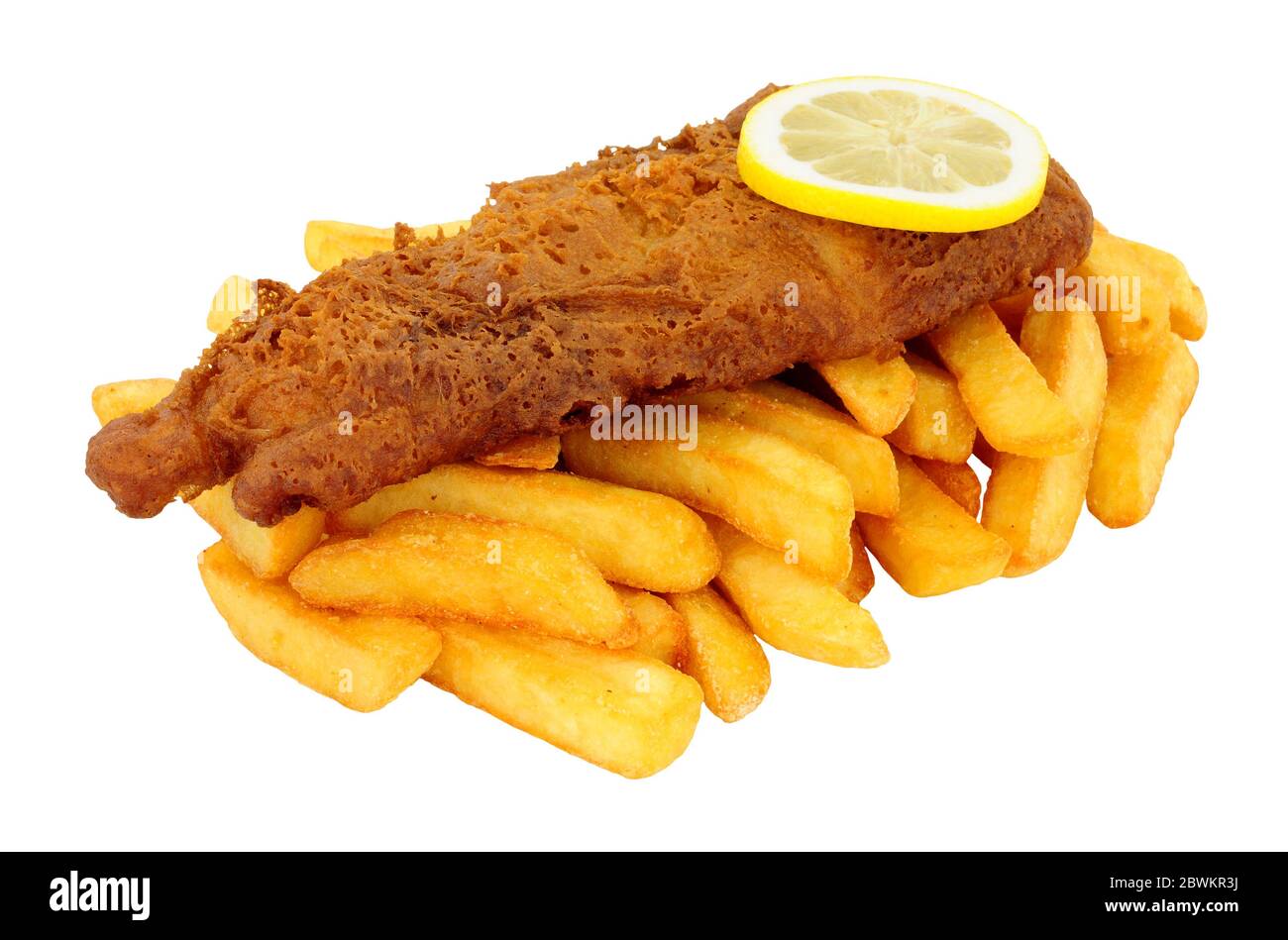 Repas de poisson et de frites pané à la bière, isolé sur fond blanc Banque D'Images