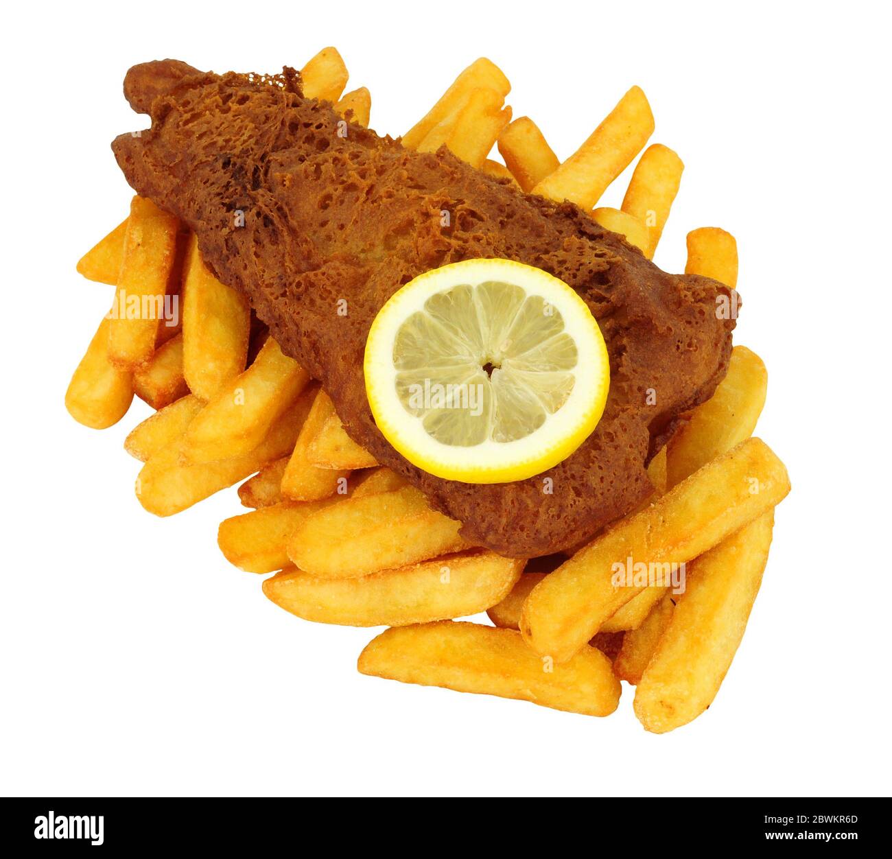 Repas de poisson et de frites pané à la bière, isolé sur fond blanc Banque D'Images