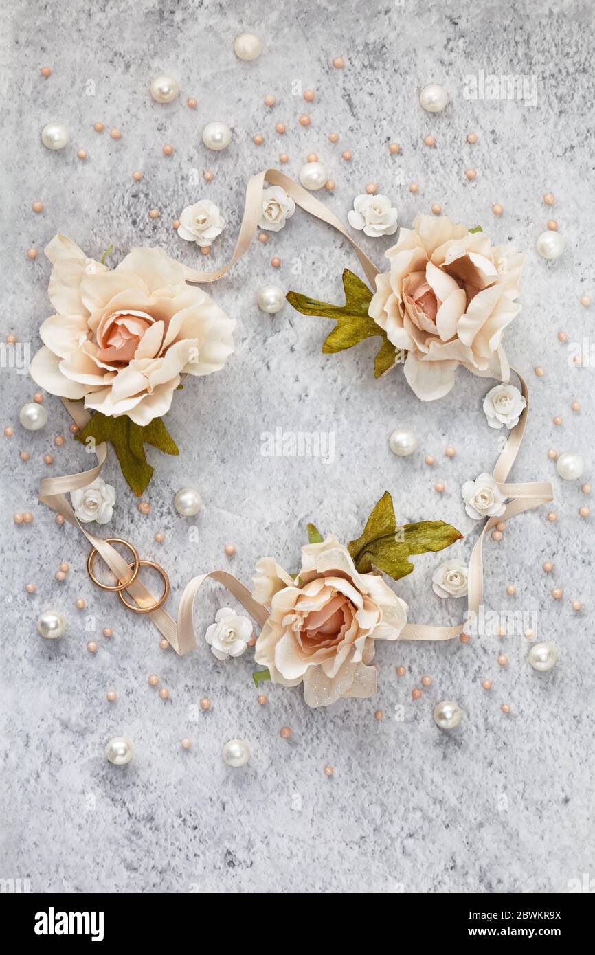 Bordure à cadre rond de fleurs roses et blanches roses sur fond de marbre gris. Banque D'Images