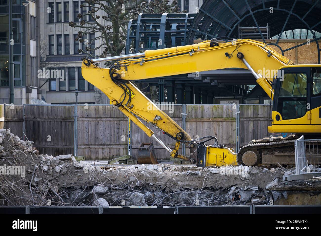 Pelle hydraulique jaune sur un chantier de construction en ville Banque D'Images