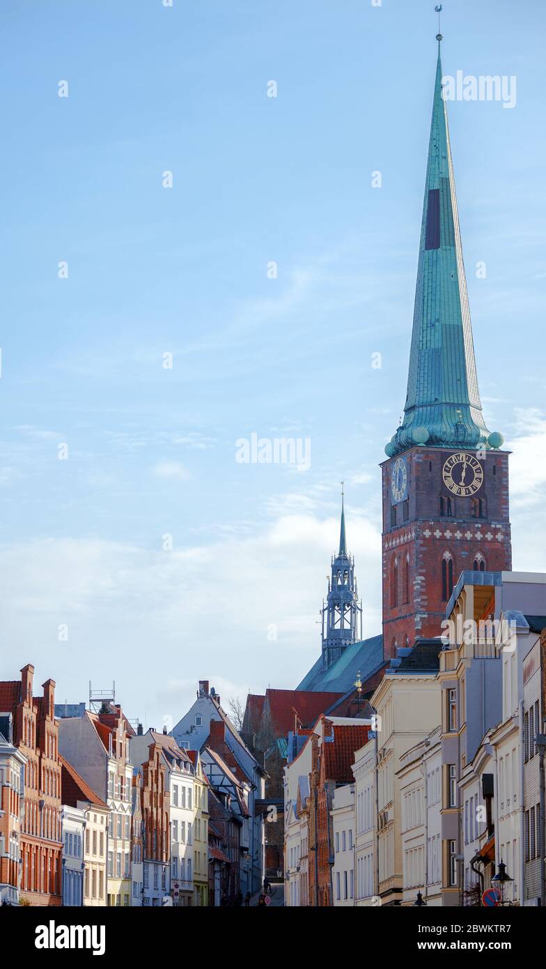 Tour de l'église Saint-Jakobi au-dessus des maisons historiques de la vieille ville de Luebeck en Allemagne, Europe, ciel bleu avec espace copie Banque D'Images
