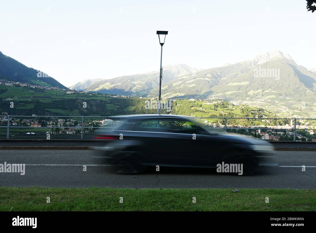 Photo colorée d'une voiture floue sur la route au-dessus de Merano, Alto Adige, Italie. Banque D'Images