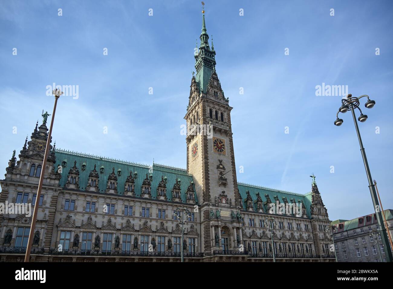 Hôtel de ville historique avec tour d'horloge dans la ville de Hambourg contre un ciel bleu avec des nuages, espace de copie Banque D'Images