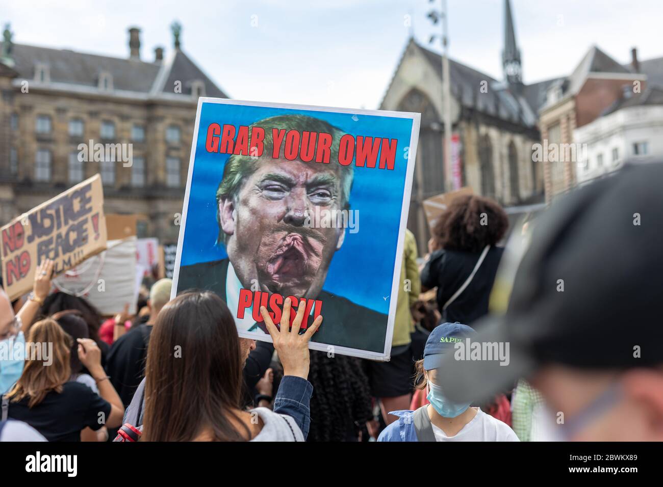 Démonstration à Amsterdam. Les manifestants se rallient à la brutalité policière contre les citoyens afro-américains aux États-Unis après la mort de George Floyd. Banque D'Images