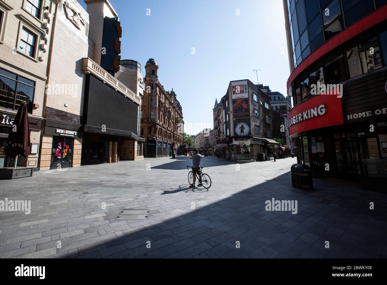 Des rues vides de Leicester Square, dans le quartier West End de Londres, pendant les restrictions de confinement du coronavirus, où les entreprises ne peuvent pas ouvrir, au Royaume-Uni Banque D'Images