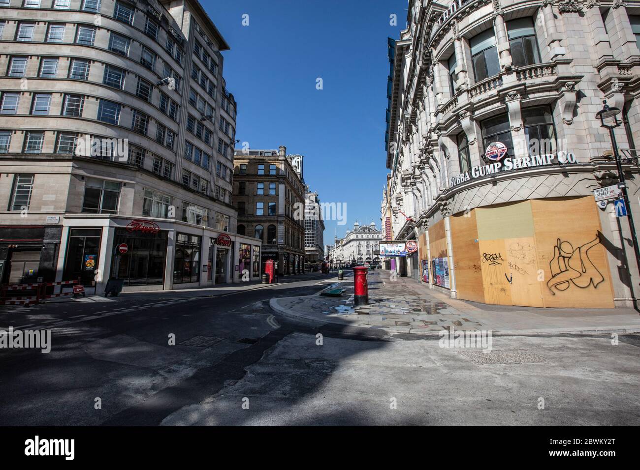 Des rues vides de Leicester Square, dans le quartier West End de Londres, pendant les restrictions de confinement du coronavirus, où les entreprises ne peuvent pas ouvrir, au Royaume-Uni Banque D'Images