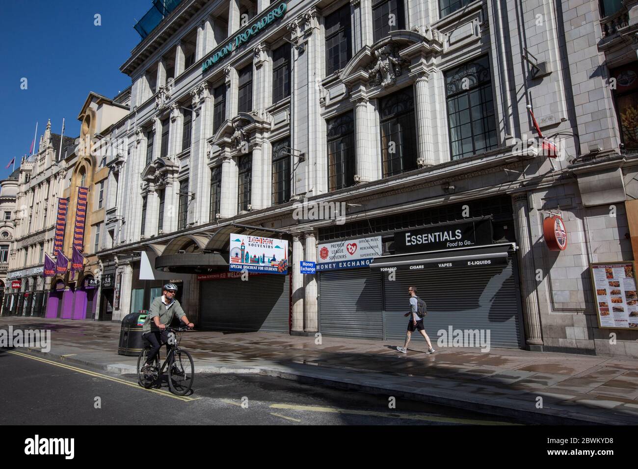 Des rues vides de Leicester Square, dans le quartier West End de Londres, pendant les restrictions de confinement du coronavirus, où les entreprises ne peuvent pas ouvrir, au Royaume-Uni Banque D'Images