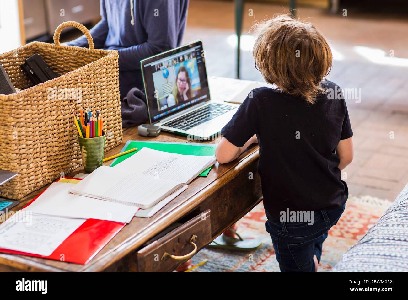 garçon de 6 ans ayant une session de scolarisation à distance avec son professeur Banque D'Images