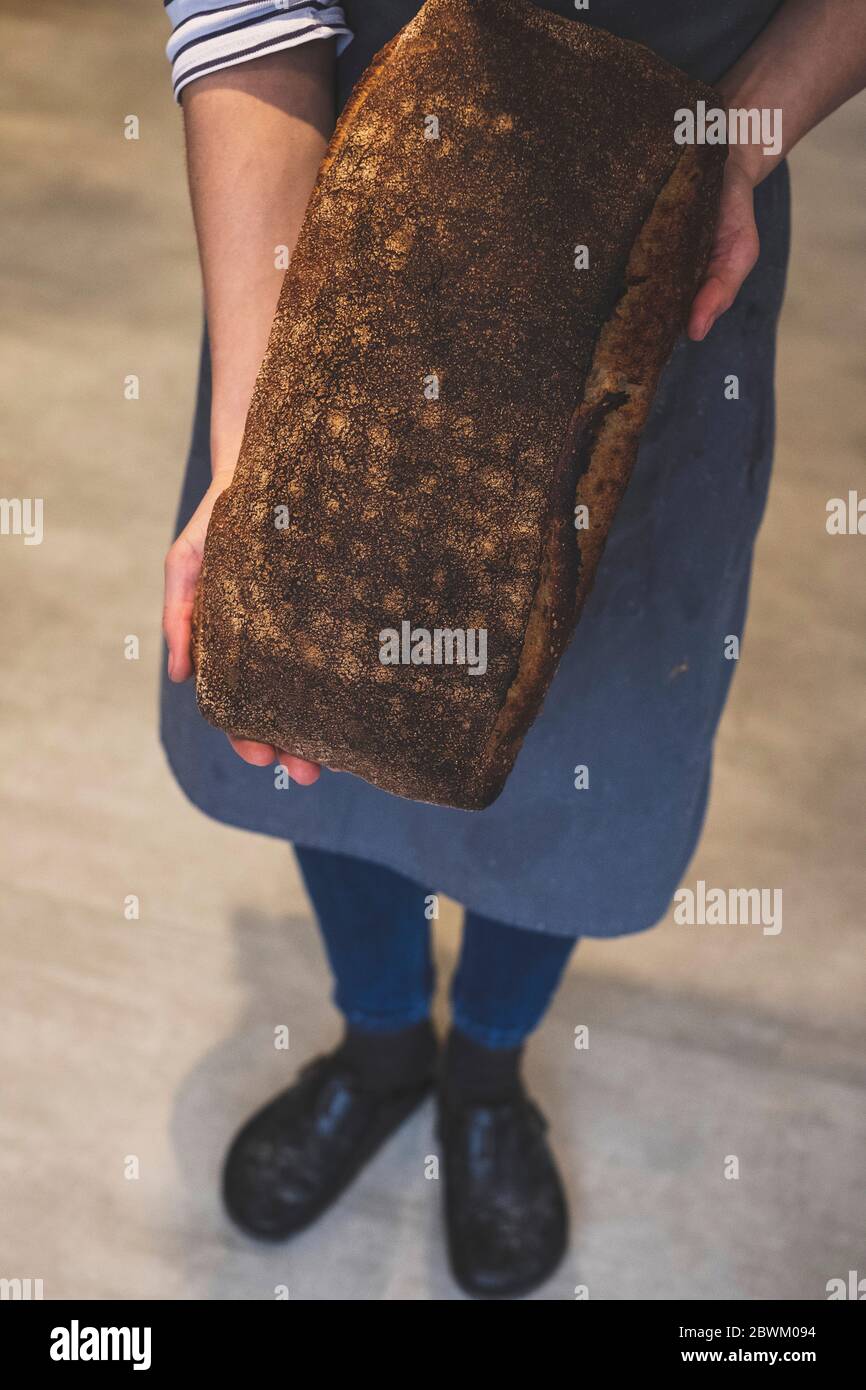Boulangerie artisanale faisant du pain au levain spécial, une grande charge cuite à la croûte foncée. Banque D'Images