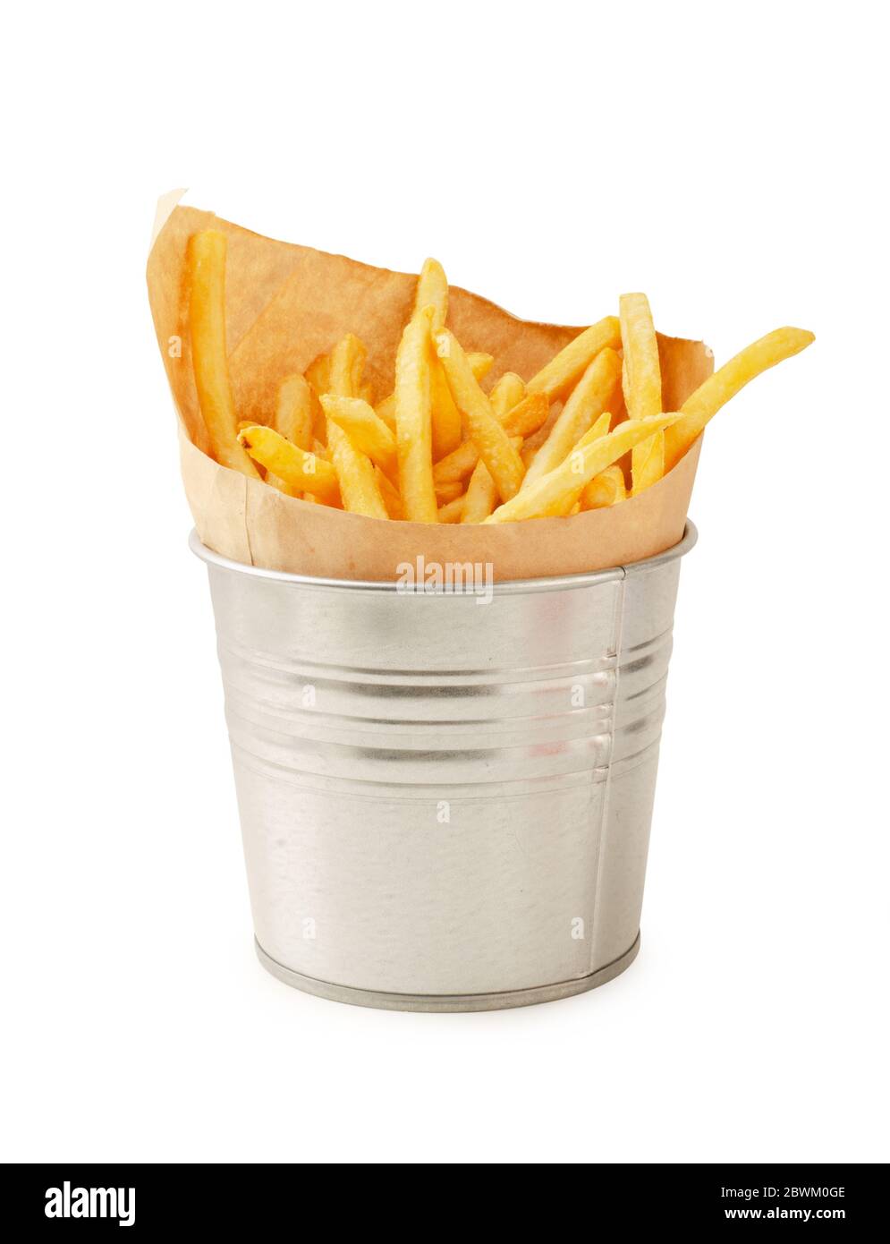 Frites dans un seau en métal isolé sur fond blanc Banque D'Images