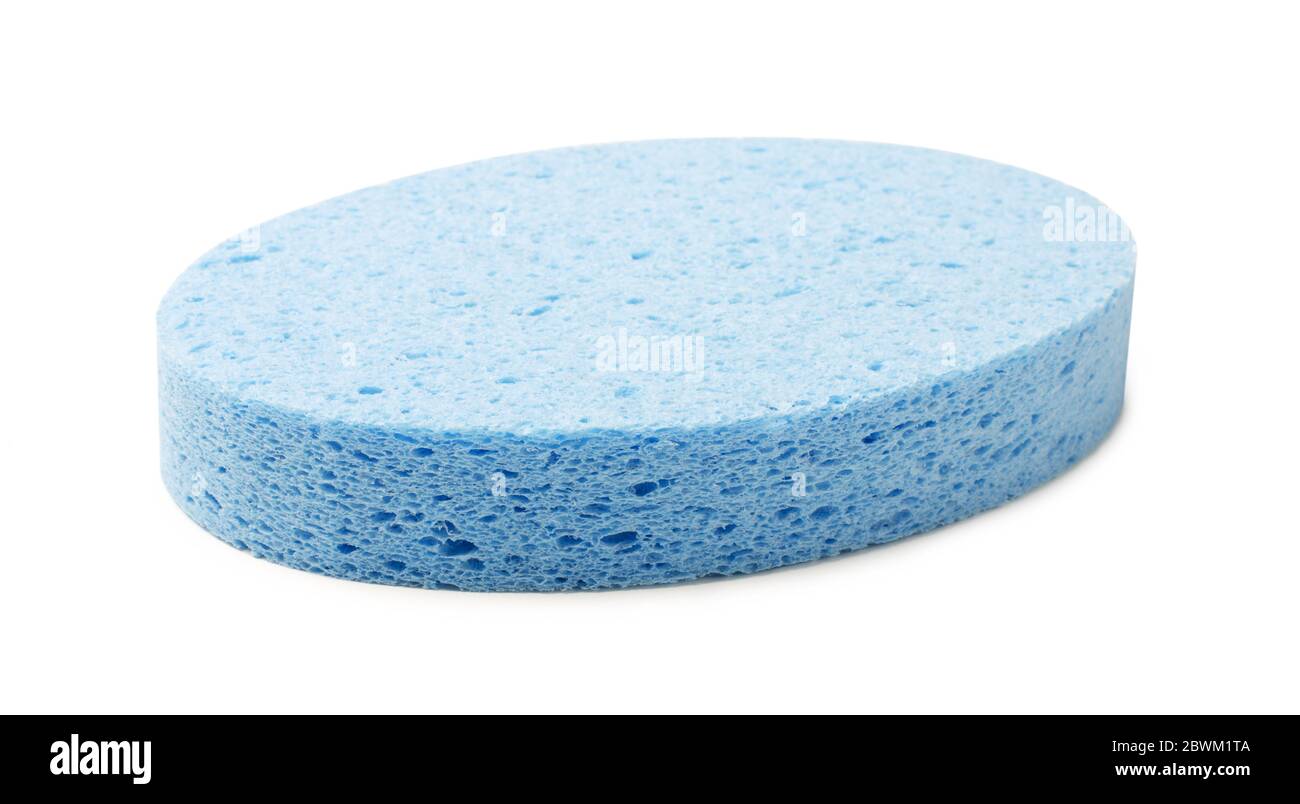 Éponge faciale ovale en cellulose bleue isolée sur fond blanc Banque D'Images