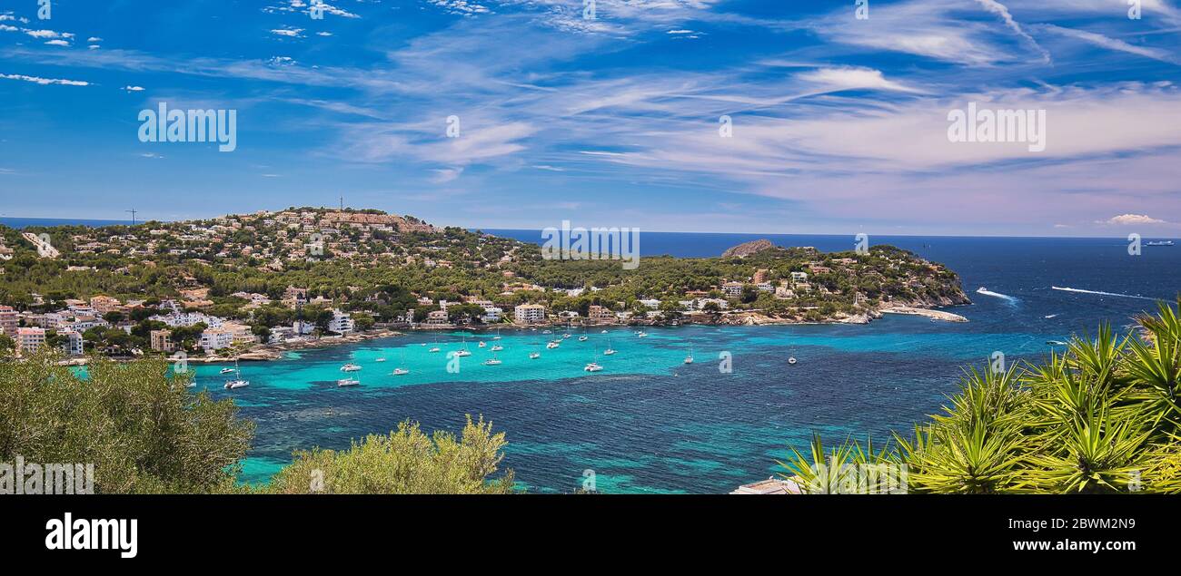 Image panoramique du littoral de la ville de Santa Ponsa dans le sud-ouest de l'île de Majorque. Situé dans la municipalité de Calvia, yachts amarrés, Espagne Banque D'Images