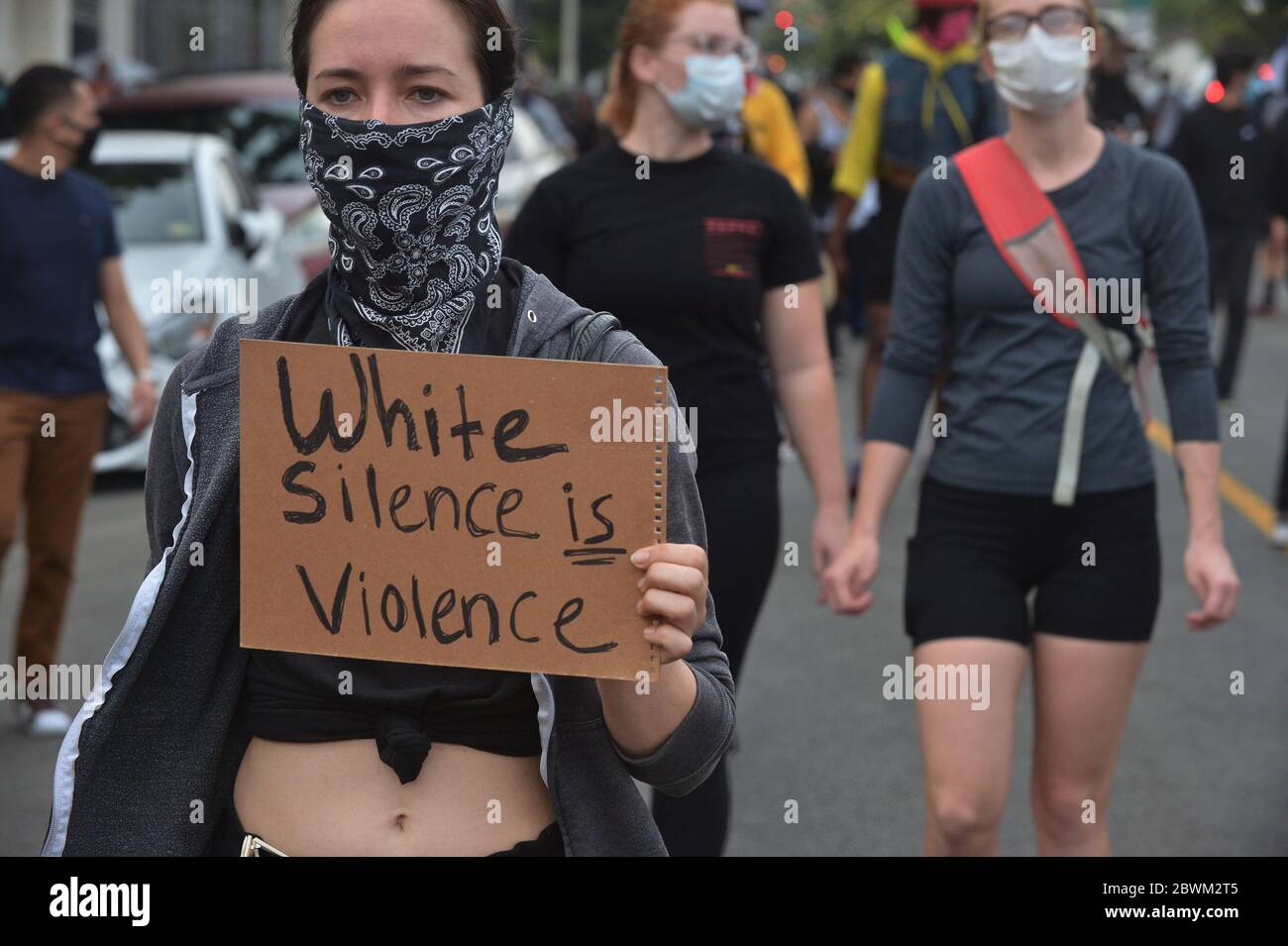 Los Angeles, États-Unis. 1er juin 2020. Les manifestants quittent la région après que la police les ait menacés d'arrestation pour être dans la rue après le couvre-feu de 6 heures, à une intersection sur Sunset Blvd. Dans la section Hollywood de Los Angeles, le lundi 1er juin 2020. Le président Trump a appelé lundi les gouverneurs faibles et les a encouragés à « sominer » pour empêcher d'autres manifestations violentes suite à la mort de George Floyd, un homme noir à Minneapolis, décédé après qu'un policier blanc s'est agenouillé sur le cou. Photo de Jim Ruymen/UPI crédit: UPI/Alay Live News Banque D'Images