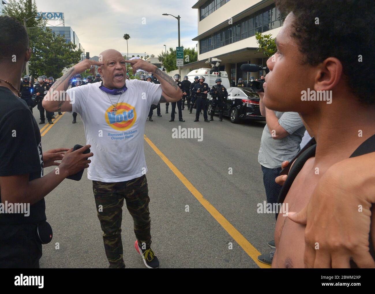 Los Angeles, États-Unis. 1er juin 2020. Un homme plus âgé exhorte un grand groupe de jeunes protestant contre le meurtre de George Floyd à quitter la région avant le couvre-feu de 6 heures et à risquer l'arrestation à une intersection sur Sunset Blvd. Dans la section Hollywood de Los Angeles le lundi 1er juin 2020. Un groupe de pillards, dont beaucoup semblaient ne pas être connectés à la manifestation, a pris d'assaut le Rite Aid voisin, et d'autres entreprises du centre commercial de strip ont vu leurs fenêtres voler en éclats. Photo de Jim Ruymen/UPI crédit: UPI/Alay Live News Banque D'Images