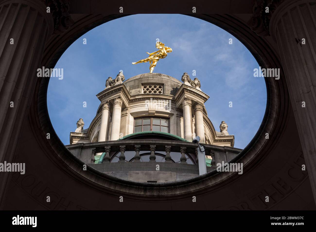 Ariel de Charles Wheeler, statue d'or de la Banque d'Angleterre au-dessus de Tivoli Corner, ville de Londres, Royaume-Uni Banque D'Images