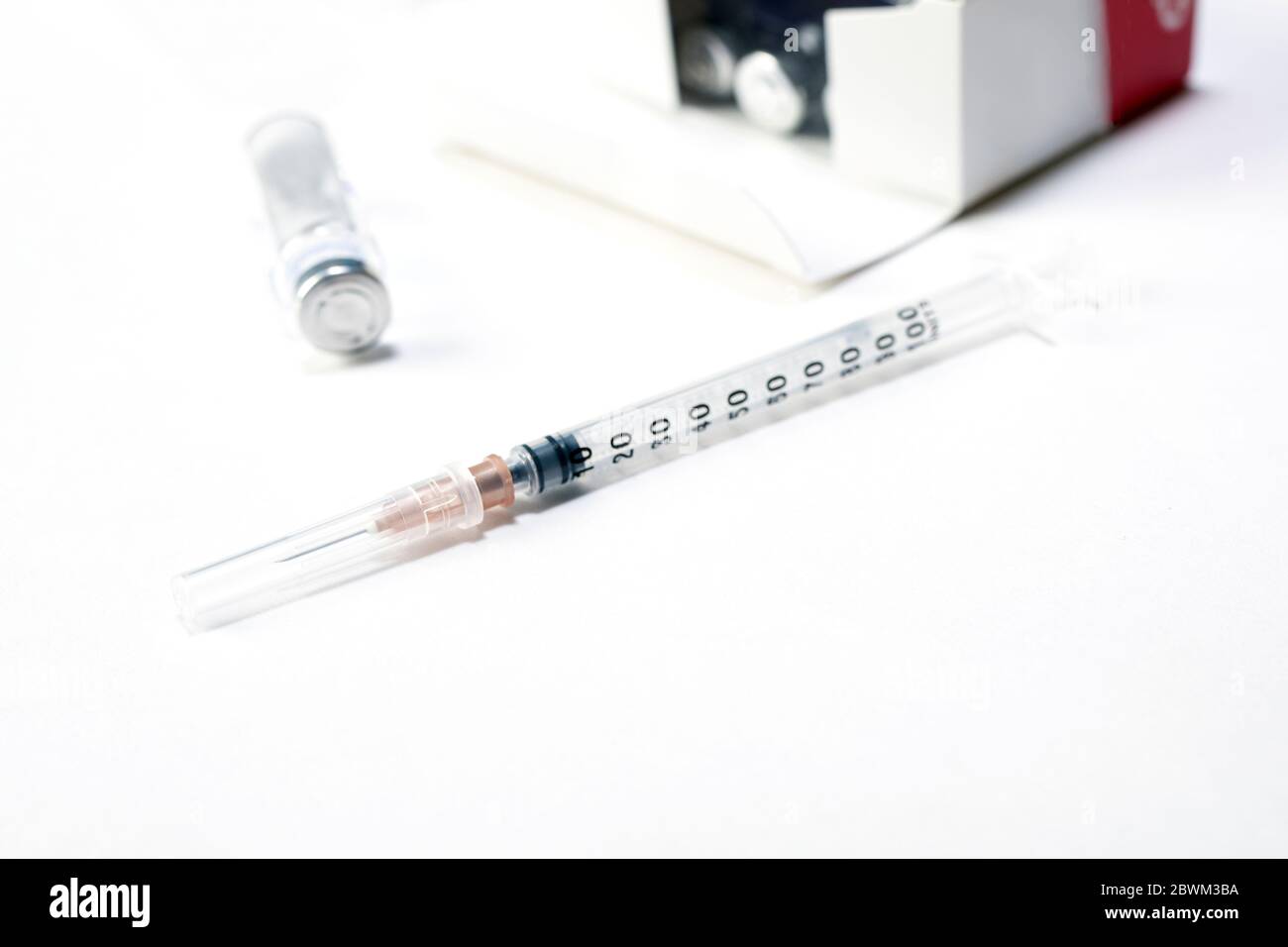 Seringues et flacons de médecine de beauté avec botox, hualuronic, solution de collagène. Concept beauté injection seringue Banque D'Images