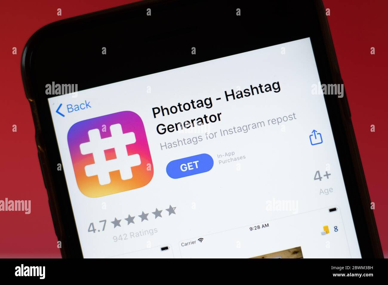Moscou, Russie - 1er juin 2020 : Phototag hashtag Generator application mobile logo gros plan sur écran, montage. Banque D'Images