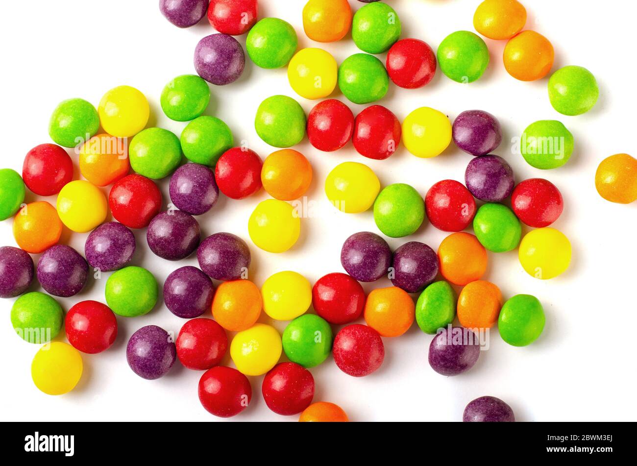 Bonbons colorés isolé sur fond blanc Banque D'Images