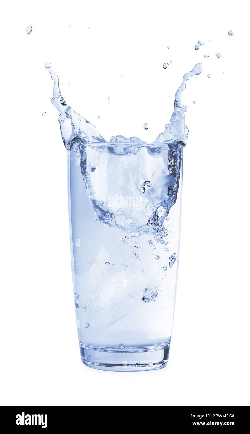 Des glaçons éclaboussant dans un verre d'eau, pour une maquette isolée sur fond blanc Banque D'Images