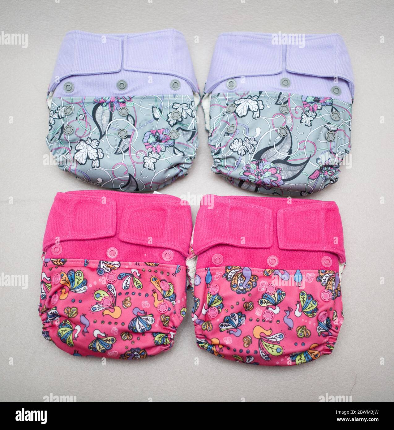 Couches En Tissu Eco Pour Une Petite Fille Photo Stock Alamy