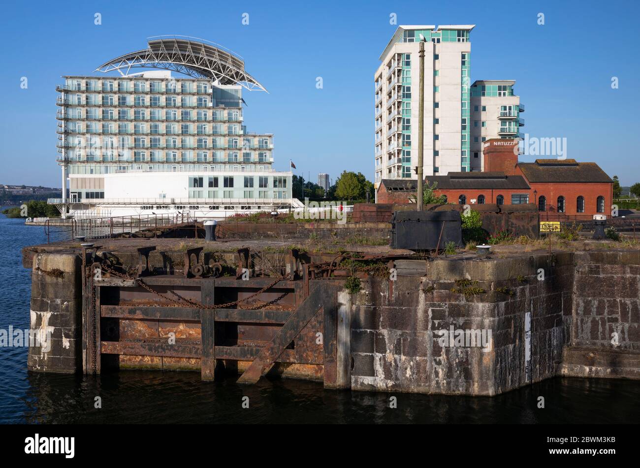 St David's Hotel & Spa avec l'entrée du mont Stuart Graving docks en premier plan. Baie de Cardiff, pays de Galles, Royaume-Uni Banque D'Images