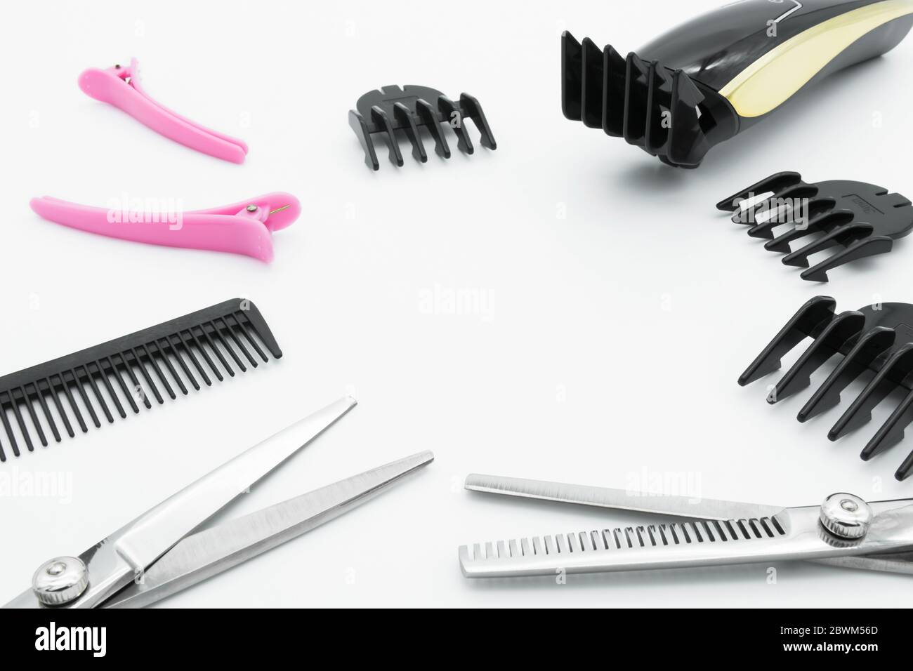 Ensemble de ciseaux de cheveux les outils de coiffure avec tondeuse à cheveux électrique sans fil sont isolés sur fond blanc. Banque D'Images