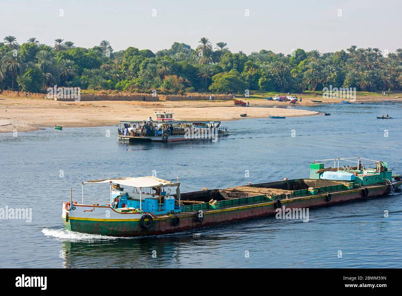 Bätzien, Nil nördlich von Kom Ombo, Autofähre und Frachtschiff Banque D'Images