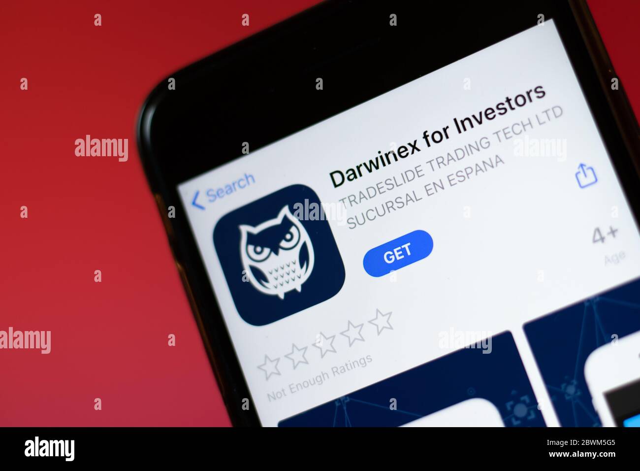 Moscou, Russie - 1er juin 2020 : Darwinex pour investisseurs, application mobile logo gros plan sur écran, montage. Banque D'Images