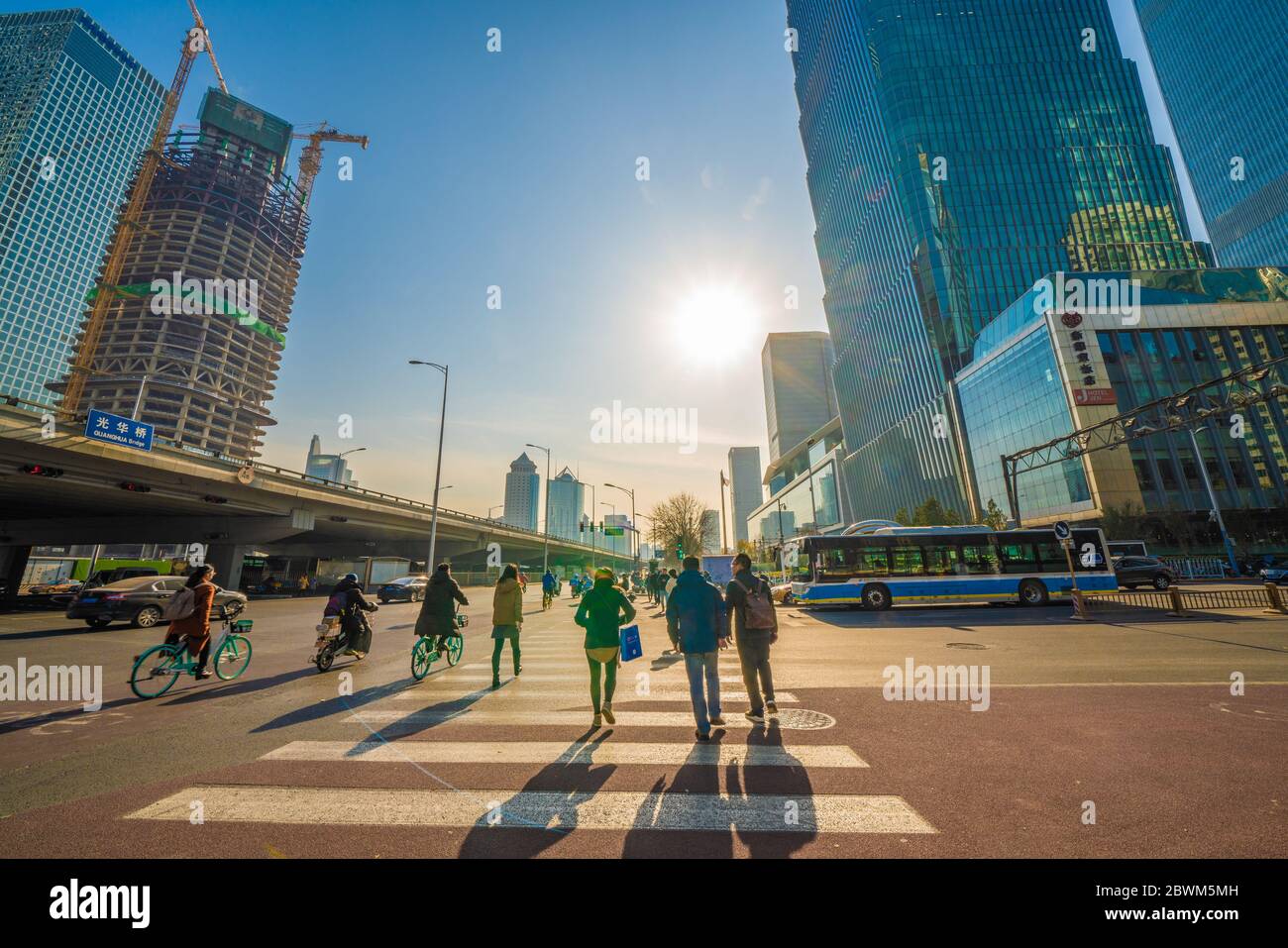BEIJING, CHINE - NOVEMBRE 26: Vue des personnes traversant la route dans une rue du quartier central des affaires de Beijing le 26 novembre 2019 à Beijing Banque D'Images BEIJING, CHINE - NOVEMBRE 26: Vue des personnes traversant la route dans une rue du quartier central des affaires de Beijing le 26 novembre 2019 à Beijing Banque D'Images