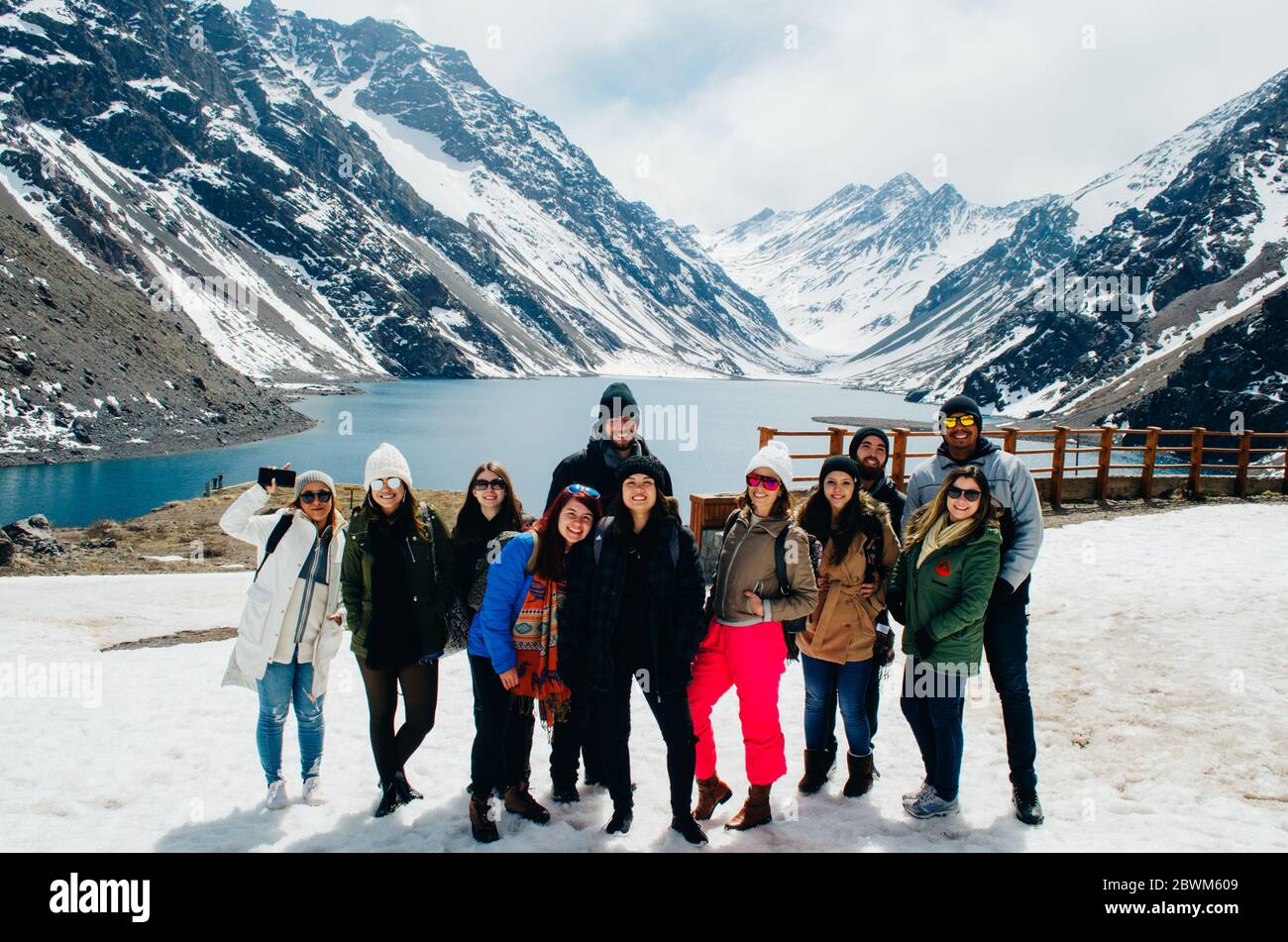 Un groupe de personnes diverses de différents âges posant en face de la vue sur le lac dans le Resort et l'hôtel de Portillo. Banque D'Images