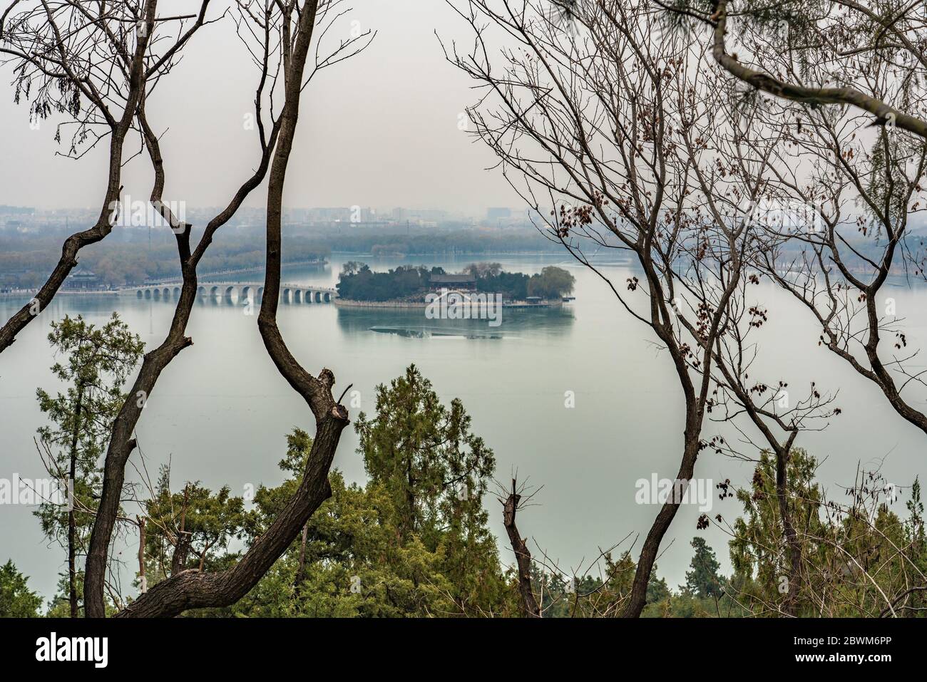 Vue sur le lac de Kunming depuis le Palais d'été de Beijing Banque D'Images