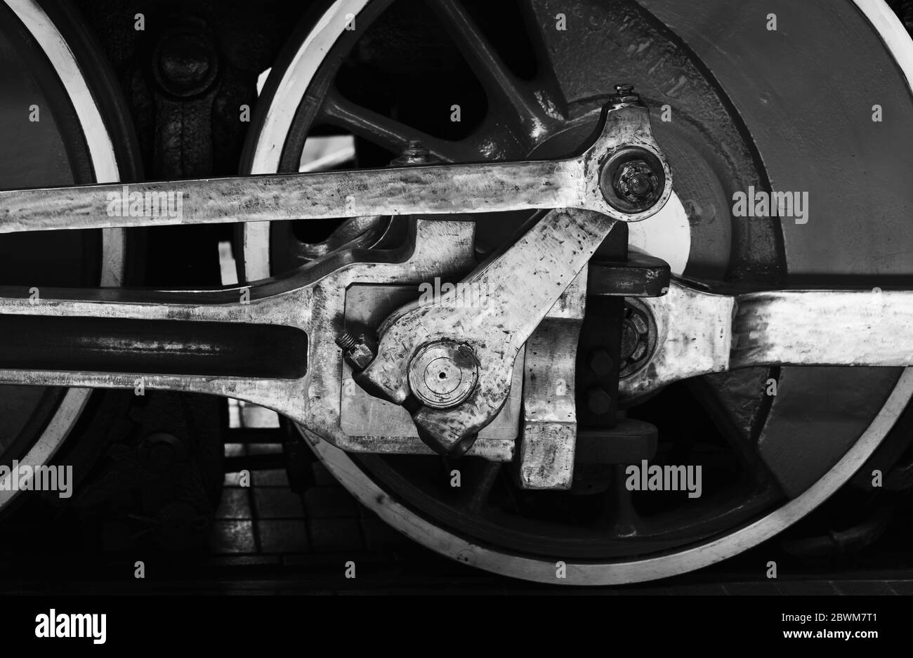 Roue de locomotive à vapeur vintage avec bielle, gros plan photo noir et blanc Banque D'Images